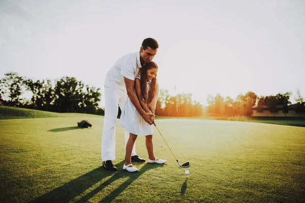 Pai Jogando Golfe Com Pequena Filha Campo Relaxando Golf Club — Fotografia de Stock