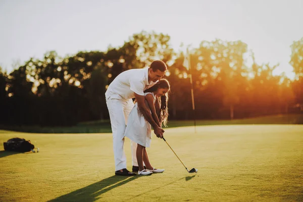 Fadern Spelar Golf Med Lilla Dotter Fältet Avkoppling Golf Club — Stockfoto