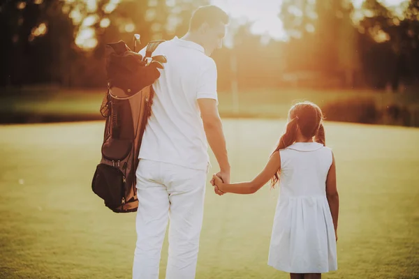 Pai Jogando Golfe Com Pequena Filha Campo Relaxando Golf Club — Fotografia de Stock