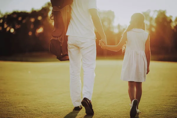 Padre Jugando Golf Con Pequeña Hija Campo Relajarse Club Golf — Foto de Stock