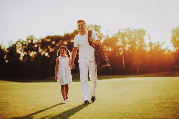 Pai Jogando Golfe Com Pequena Filha Campo Relaxando Golf Club — Fotografia de Stock