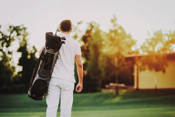 Ung Man Vita Kläder Spelar Golf Fältet Avkoppling Golf Club — Stockfoto