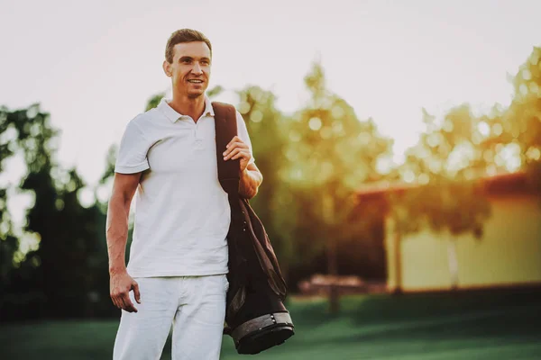 Mladý Muž Bílých Šatech Golfu Hřišti Relaxaci Golfového Klubu Sport — Stock fotografie