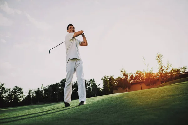 Joven Con Ropa Blanca Jugando Golf Campo Relajarse Club Golf — Foto de Stock