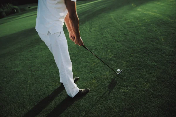 Jeune Homme Vêtements Blancs Jouant Golf Sur Terrain Détente Golf — Photo