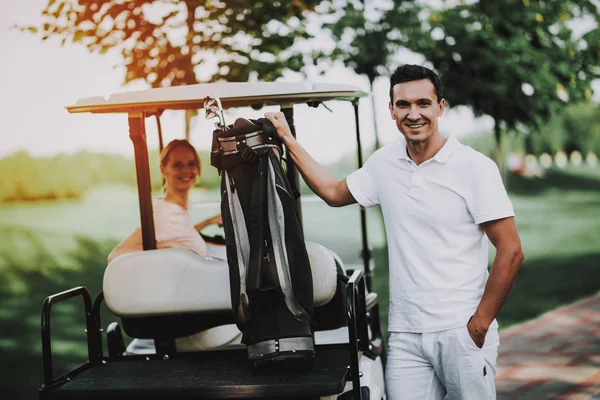 Glada Unga Par Vit Vagn Golf Fält Ung Familj Golf — Stockfoto