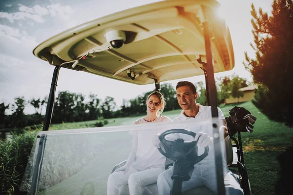 Joyeux Jeune Couple Chariot Blanc Sur Terrain Golf Jeune Famille — Photo