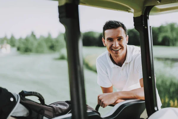 在高尔夫球场上使用购物车的穿白衬衫的年轻人 快乐的年轻人 开车司机 健康的生活方式概念 高尔夫俱乐部 夏天的运动 在野外的车辆 家庭假期 夏天的户外乐趣 — 图库照片