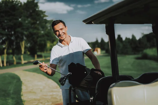 Hombre Joven Con Camisa Blanca Usando Carro Campo Golf Joven —  Fotos de Stock