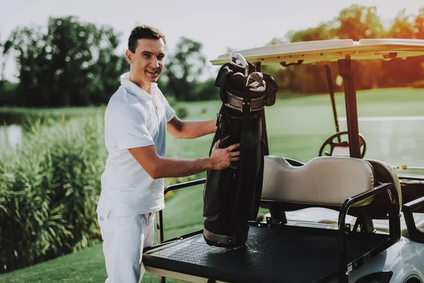 Mladý Muž Bílé Košili Používající Vozík Hřišti Golf Šťastný Mladý — Stock fotografie