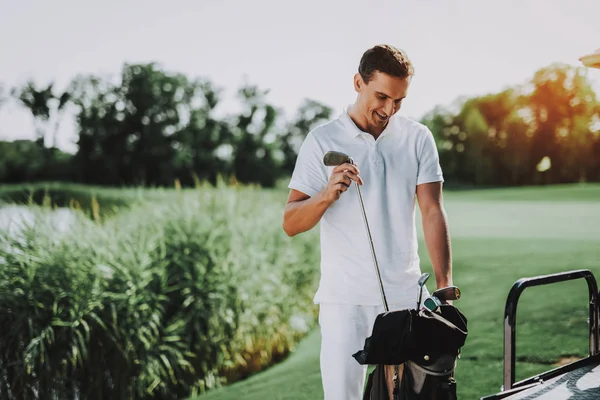Ung Man Vit Skjorta Med Vagn Golf Fält Glad Ung — Stockfoto