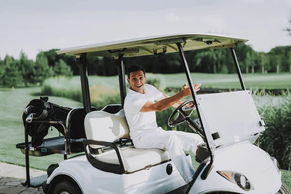 Ung Man Vit Skjorta Med Vagn Golf Fält Glad Ung — Stockfoto