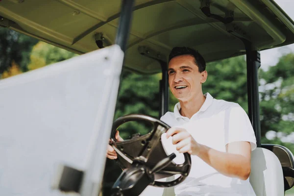 Homem Jovem Com Camisa Branca Usando Carrinho Campo Golfe Feliz — Fotografia de Stock