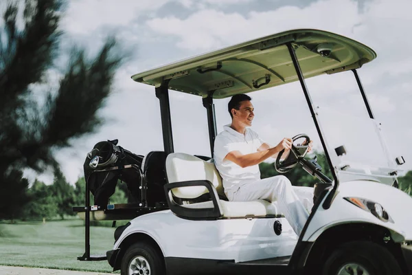 Homem Jovem Com Camisa Branca Usando Carrinho Campo Golfe Feliz — Fotografia de Stock