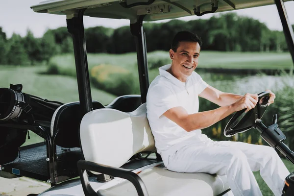 Hombre Joven Con Camisa Blanca Usando Carro Campo Golf Joven —  Fotos de Stock