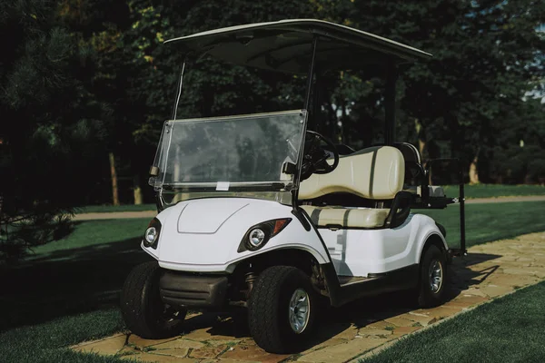 Pequeño Carro Blanco Campo Golf Día Soleado Concepto Estilo Vida —  Fotos de Stock