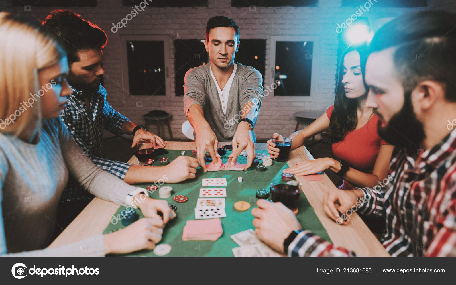 Jovens Amigos Jogando Poker Festa Casa Jogar Jogos Diversão