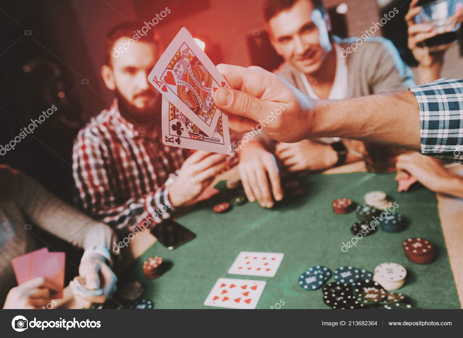 Jovens Amigos Jogando Poker Festa Casa Jogar Jogos Diversão