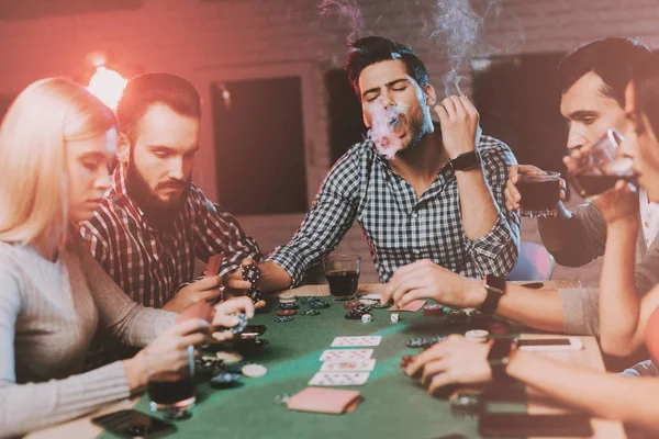 Νέους Φίλους Παίζοντας Πόκερ Στο Συμβαλλόμενο Μέρος Στο Σπίτι Παίζοντας — Φωτογραφία Αρχείου