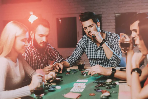 Jóvenes Amigos Jugando Póquer Casa Jugando Juegos Diversión Interior Jovencita — Foto de Stock