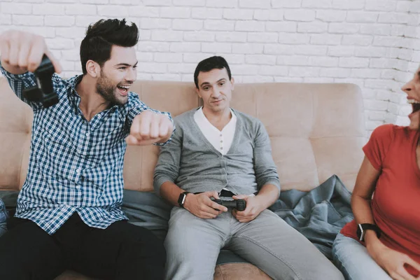 Jóvenes Jugando Videojuegos Fiesta Casa Comiendo Bocadillos Diversión Interior Jovencita — Foto de Stock