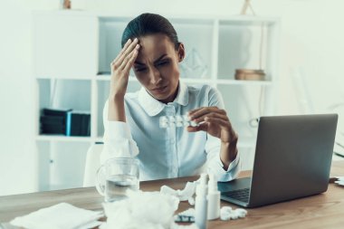 Genç kadın Office.Healthcare kavramı içinde oturan beyaz gömlekli hasta. Modern ofis. Hasta işçi. Office sağlık hizmeti. Ahşap masa. Dijital aygıt. Laptop üstünde okul sırası. Ofiste genç kadın.
