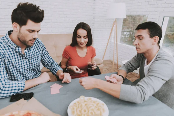 Tinerii Zâmbitori Distrează Acasă Petrecere Joacă Jocuri Mâncând Gustări Distracţie — Fotografie, imagine de stoc