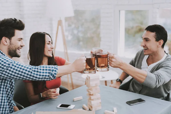 Los Jóvenes Sonrientes Divierten Fiesta Casa Jugando Juegos Comiendo Bocadillos — Foto de Stock