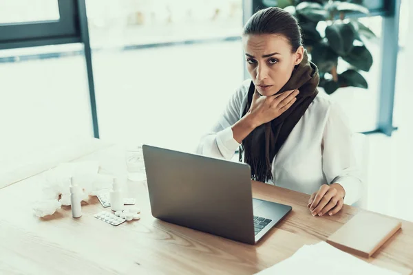 Mujer Enferma Joven Con Camisa Blanca Sentada Oficina Concepto Salud — Foto de Stock