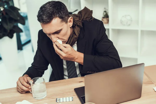 Homem Doente Fato Com Cachecol Sentado Escritório Gerente Escritório Moderno — Fotografia de Stock