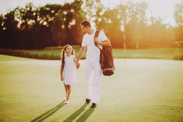 Pai Jogando Golfe Com Pequena Filha Campo Relaxando Golf Club — Fotografia de Stock