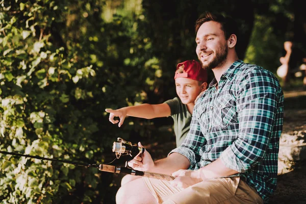 Young Father Son Cap Fishing River Summer Relaxing Outdoor Bearded — Stock Photo, Image