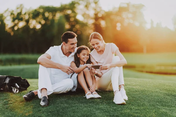 Glad Ung Familj Sitter Golf Fält Sommaren Avkoppling Golf Club — Stockfoto