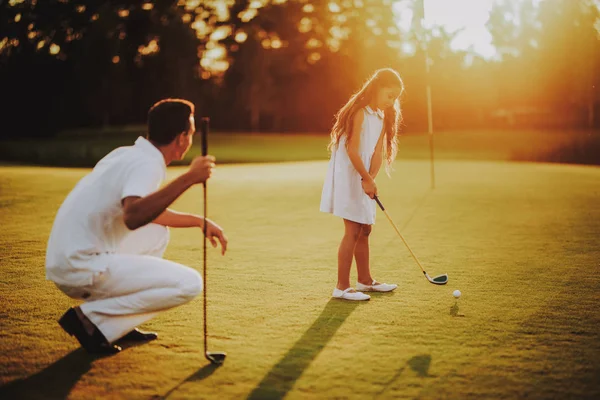 Ευτυχισμένη Οικογένεια Νέοι Χαλαρώσετε Golf Πεδίο Στο Καλοκαίρι Χαλαρώνοντας Golf — Φωτογραφία Αρχείου