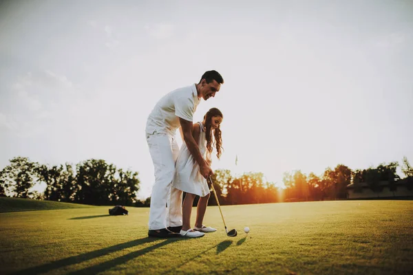 Pai Jogando Golfe Com Pequena Filha Campo Relaxando Golf Club — Fotografia de Stock