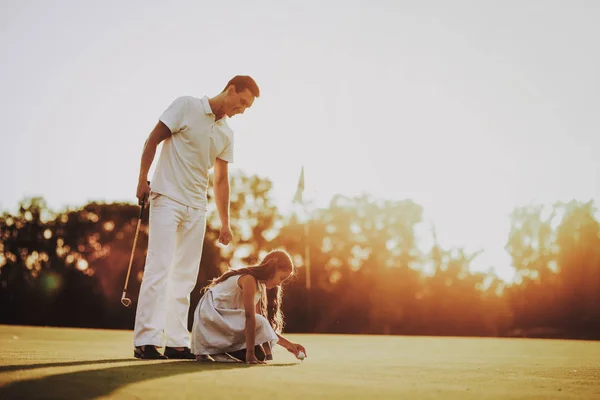 Pai Jogando Golfe Com Pequena Filha Campo Relaxando Golf Club — Fotografia de Stock