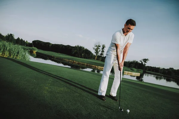 Fiatal Férfi Golfozni Mező Fehér Ruhát Pihentető Golf Club Nyári — Stock Fotó