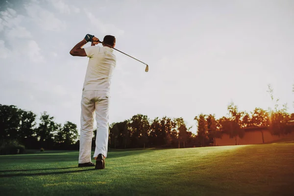 Ung Man Vita Kläder Spelar Golf Fältet Avkoppling Golf Club — Stockfoto