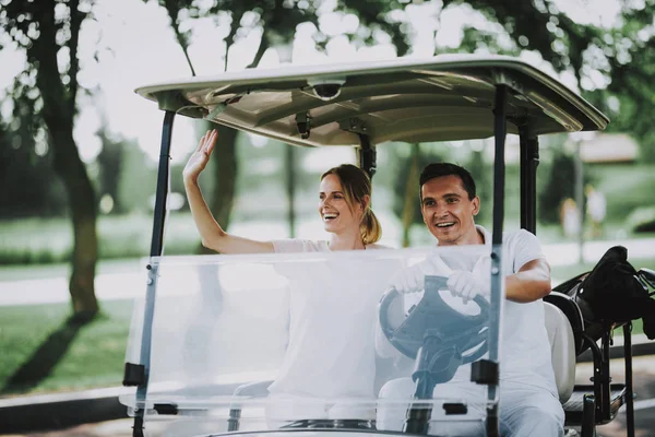 Šťastný Mladý Pár Bílém Košíku Hřišti Golf Mladá Rodina Golfový — Stock fotografie