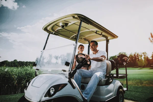 Boldog Fiatal Pár Fehér Kosárban Golf Mező Fiatal Család Golf — Stock Fotó