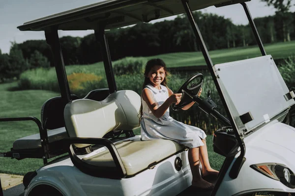 Liten Flicka Vit Klänning Kundvagn Golf Fält Leende Flicka Vit — Stockfoto