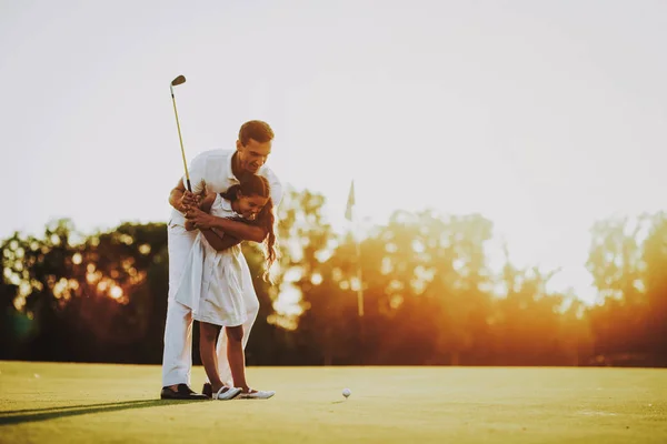 Pai Jogando Golfe Com Pequena Filha Campo Relaxando Golf Club — Fotografia de Stock