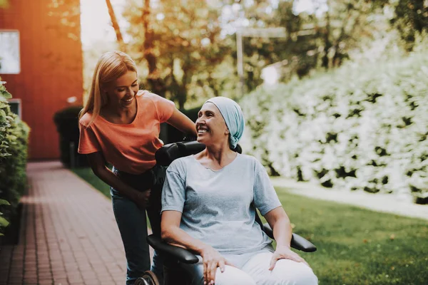 Cancer Patient Wheelchair Woman Daughter Woman Glad See Daughter Recovering — Stock Photo, Image