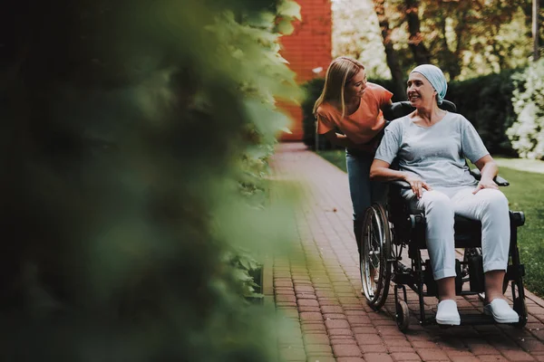 Paciente Con Cáncer Silla Ruedas Mujer Con Hija Mujer Contenta — Foto de Stock