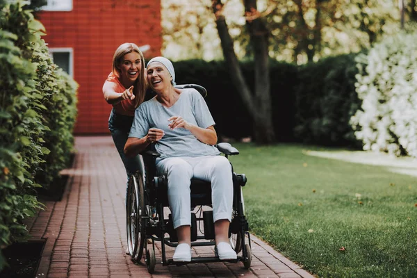 Kanser Hastası Bir Tekerlekli Sandalye Üzerinde Kızı Olan Kadın Kadın — Stok fotoğraf