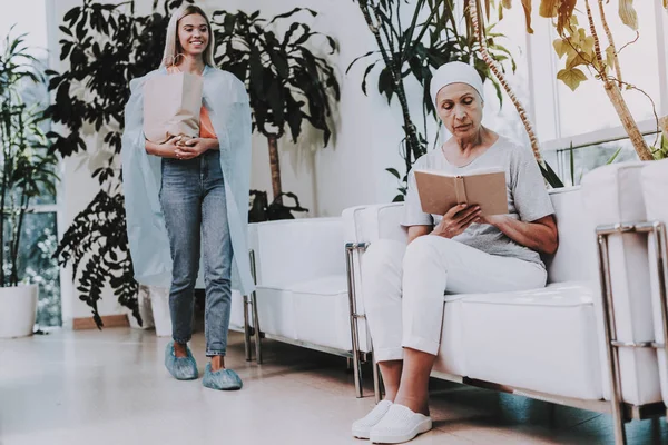 Paciente Sometido Rehabilitación Paciente Con Cáncer Sofá Mujer Con Hija —  Fotos de Stock