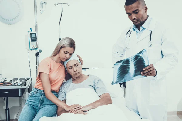 Anne Olan Kadın Kanser Hastası Doktor Röntgen Görünüyor Hastalık Çekilmek — Stok fotoğraf
