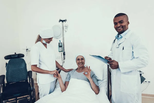 Glad Att Patienten Läkare Och Sjuksköterska Församling Läkaren Tittar Röntgen — Stockfoto