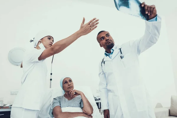Orvos Nővér Ward Orvos Nézi Ray Javulóban Van Megy Keresztül — Stock Fotó