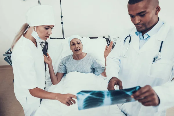 Läkare Och Sjuksköterska Församling Läkaren Tittar Röntgen Kvinna Bättringsvägen Kvinnan — Stockfoto